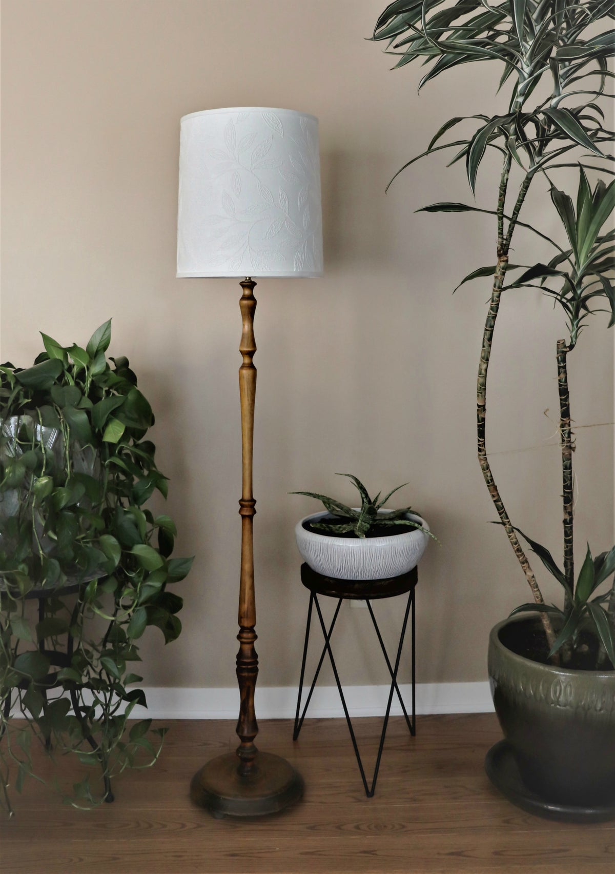 Warm white, leaf embossed, drum.